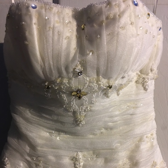 Formal gown/prom/semi formal/gala/wedding - Picture 7 of 8